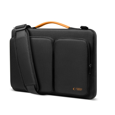Czarne etui Tech-Protect Defender do MacBooka 13-14 cali z pomarańczową rączką, paskiem na ramię oraz logotypem marki w prawym dolnym rogu na białym tle.