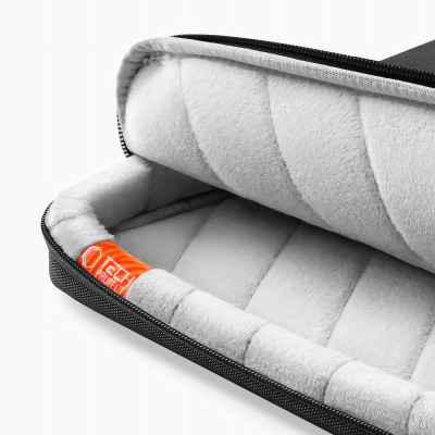 Czarne etui Tech-Protect Defender do MacBooka 13-14 cali z otwartą komorą wyłożoną miękkim, jasnoszarym materiałem oraz pomarańczową metką z logo marki.