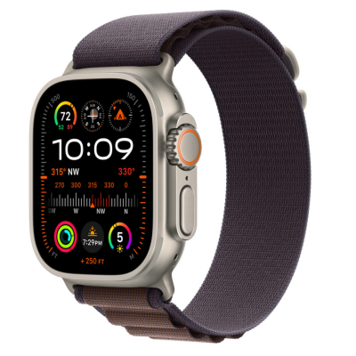 Apple Watch Ultra z granatowym paskiem Alpine Loop 49mm w rozmiarze M, widok z profilu na kopertę z cyfrową tarczą i pomarańczowym akcentem na koronce.
