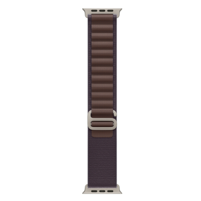 Pasek Apple Alpine Loop w kolorze indygo do Apple Watch 49mm, z widocznym tytanowym zapięciem typu G-hook oraz charakterystyczną teksturowaną strukturą splotu.