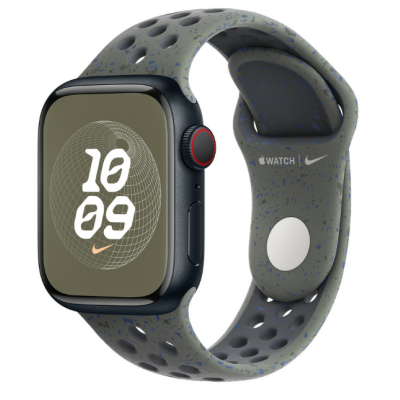 Apple Watch z silikonowym paskiem Nike w kolorze khaki z niebieskimi drobinkami, widoczny z boku z cyfrową tarczą zegarka wskazującą godzinę 10:09.