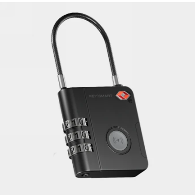 Czarna kłódka KeySmart do walizki z lokalizatorem Apple Find My, posiadająca trzycyfrowy zamek szyfrowy, elastyczny pałąk oraz logo marki na obudowie.