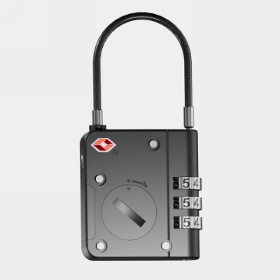 Czarna kłódka KeySmart do walizki z lokalizatorem Apple Find My, posiadająca trzycyfrowy zamek szyfrowy, elastyczny pałąk oraz logo marki na obudowie.