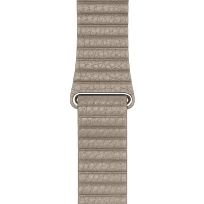 Skórzana opaska Apple w kolorze piaskowca do zegarka Apple Watch 46mm, prezentująca fakturę materiału oraz metalowe zapięcie łączące oba segmenty paska.