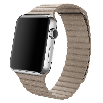 Skórzana opaska Apple w kolorze piaskowca do zegarka Apple Watch 46mm, prezentująca fakturę materiału oraz metalowe zapięcie łączące oba segmenty paska.