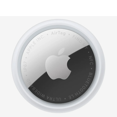 Cztery lokalizatory Apple AirTag 2 ułożone w rzędzie, ukazujące srebrną stronę z logo Apple oraz nadrukowanymi napisami technicznymi i informacją o Bluetooth.