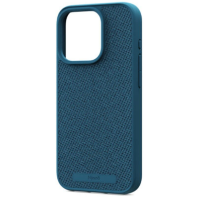 Granatowe etui Njord Fabric z teksturowanym wykończeniem do iPhone 15 Pro, z widocznym wycięciem na wyspę aparatów oraz logotypem marki u dołu obudowy.