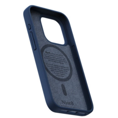 Granatowe etui Njord z łososiej skóry do iPhone 15 Pro z widoczną wyspą na aparat, przyciskami bocznymi oraz wytłoczonym logo marki w dolnej części obudowy.