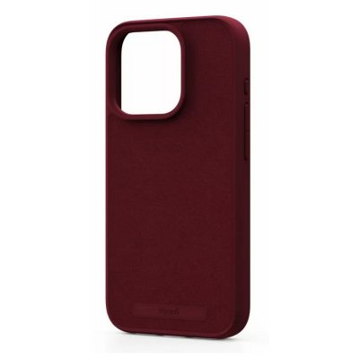 Czerwone etui zamszowe Njord do iPhone 15 Pro z wycięciem na wyspę aparatów i wytłoczonym logo marki na dolnej krawędzi, widok na tylny panel i bok.
