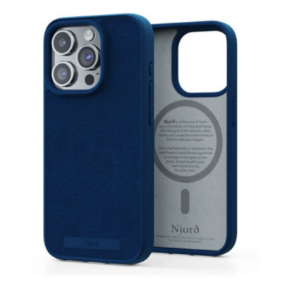 Niebieskie etui Njord Suede zamszowe do iPhone 15 Pro z wycięciem na aparat i wytłoczonym logo marki, widok na tylną ściankę oraz prawy bok z przyciskami.