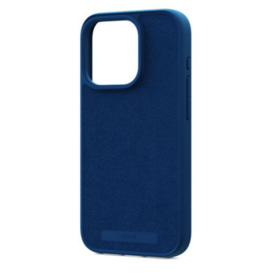 Niebieskie etui Njord Suede zamszowe do iPhone 15 Pro z wycięciem na aparat i wytłoczonym logo marki, widok na tylną ściankę oraz prawy bok z przyciskami.