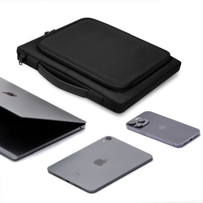 Czarne etui Tech-Protect Basic do MacBooka 13-14 cali obok otwartego laptopa Apple, tabletu iPad oraz smartfona iPhone na białym tle.
