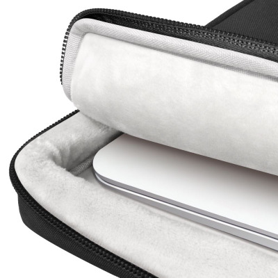 Czarne etui Tech-Protect Basic do MacBooka 13-14 cali z uchwytem na górze, zewnętrzną kieszenią na zamek błyskawiczny oraz widocznym logo marki w rogu.