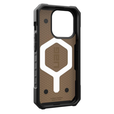 Brązowe etui UAG Pathfinder z czarnymi akcentami do iPhone 15 Pro, z widocznym logo UAG, sześciokątnym wzorem na pleckach oraz wycięciem na wyspę aparatów.