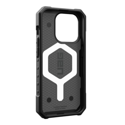 Szare etui UAG Pathfinder z obsługą MagSafe do iPhone 15 Pro, prezentujące wzmocnioną konstrukcję z logo UAG oraz wycięciem na wyspę aparatów.