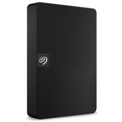 Czarny dysk twardy Seagate Expansion o teksturze w ukośne paski, widoczny w ujęciu izometrycznym z wyraźnym logo producenta na przednim panelu.