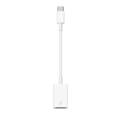 Biały adapter Apple USB-C na USB z charakterystycznym symbolem standardu USB na obudowie, widoczny w pełnym ujęciu z przewodem łączącym oba złącza.