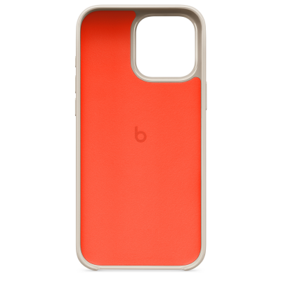 Beżowe etui Beats z obsługą MagSafe do iPhone 16 Pro Max, widok na tylną część obudowy z charakterystycznym okręgiem ładowania i potrójnym aparatem.