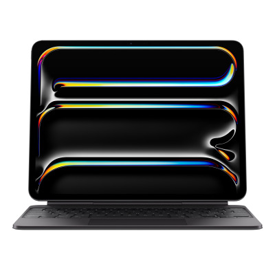 Czarna klawiatura Apple Magic Keyboard do iPada Pro 13 cali M4 z podświetlonym ekranem tabletu, widok od frontu na urządzenie w pozycji roboczej.