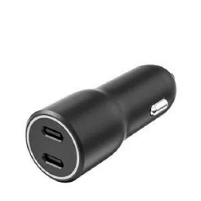 Czarna ładowarka samochodowa TB z dwoma portami USB-C, widoczna pod kątem, z metalowym stykiem bocznym na obudowie oraz srebrnym pierścieniem wokół gniazd.