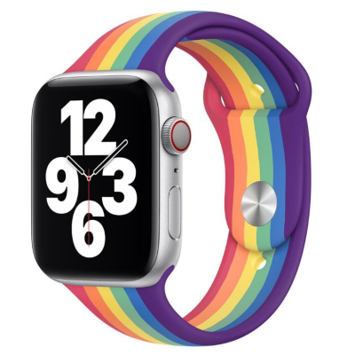 Silikonowy pasek Apple Pride Edition do Apple Watch z pionowymi pasami w kolorach tęczy, widoczne zapięcie typu pin oraz otwory do regulacji długości.