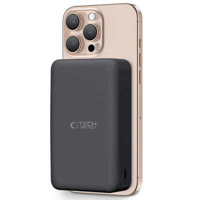 Czarny powerbank magnetyczny Tech-Protect PB12 LifeMag przymocowany do tylnej obudowy złotego smartfona Apple iPhone z widoczną wyspą potrójnego aparatu.