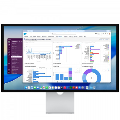 Apple Studio Display 27 cali z podstawką, wyświetlający pulpit systemu macOS z otwartym oknem aplikacji Salesforce oraz panelem bocznym komunikatora.