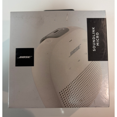 Kwadratowe opakowanie głośnika Bose SoundLink Micro w kolorze White Smoke z nadrukowanym logo marki oraz nazwą modelu na froncie pudełka.