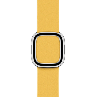Miodowy pasek Apple z nowoczesną klamrą do Apple Watch 41 mm, widok z góry na skórzany pasek z charakterystycznym srebrnym zapięciem w kształcie kwadratu.