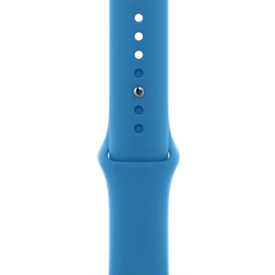 Silikonowy pasek Apple do zegarka Apple Watch w kolorze błękitnej fali, ukazujący perforowaną strukturę z metalowym zapięciem typu pin w centralnej części.