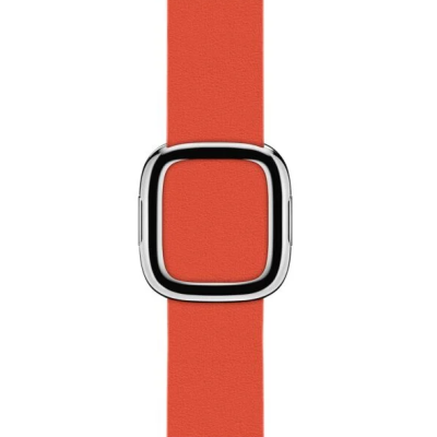 Czerwony pasek Apple z nowoczesną klamrą do Apple Watch, widok na metalowe zapięcie o zaokrąglonych krawędziach na skórzanym pasku w rozmiarze M.