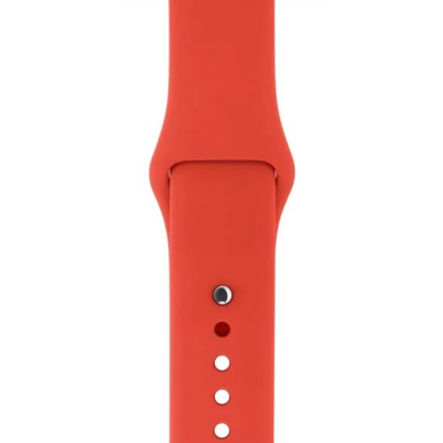 Silikonowy pasek Apple do zegarka Apple Watch w kolorze pomarańczowym, widoczny od strony wewnętrznej z metalowym pinem zapięcia oraz otworami regulacyjnymi.