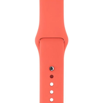 Silikonowy pasek Apple do zegarka Apple Watch 44 mm w kolorze różowym, widoczny od strony zewnętrznej z metalowym zapięciem typu pin oraz otworami.