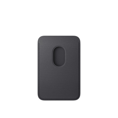 Czarny portfel Apple z tkaniny FineWoven z technologią MagSafe do iPhone, widoczny od frontu z wytłoczonym logo producenta na środku powierzchni.