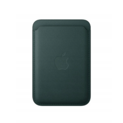 Ciemnozielony portfel Apple z tkaniny FineWoven z technologią MagSafe do iPhone, widoczny od frontu z wytłoczonym logo producenta na środku powierzchni.