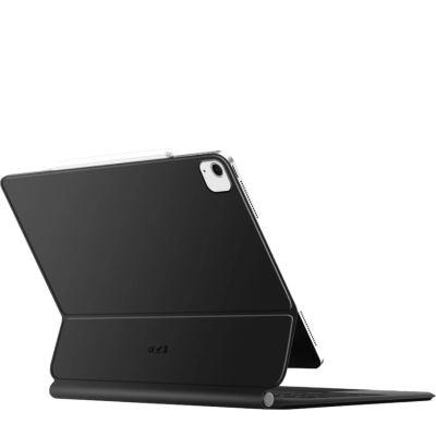 Czarne etui z klawiaturą Tech-Protect SC do Apple iPad Air 13, widoczne w formie zamkniętej oraz otwartej z zamontowanym tabletem i gładzikiem.