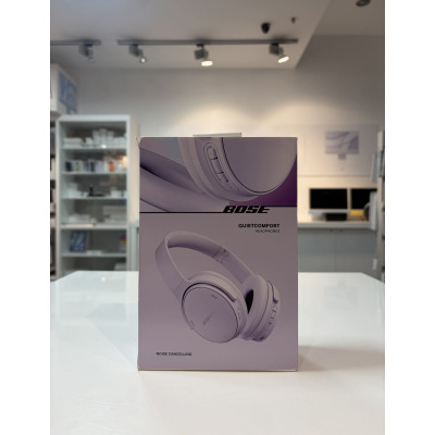 Pudełko słuchawek bezprzewodowych Bose QuietComfort w kolorze chilled lilac, prezentujące na froncie grafikę produktu oraz napis Bose QuietComfort Headphones.