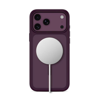 Matowe etui Tech-Protect MagMat CC w kolorze burgundowym do iPhone 18/17 Pro Max z widocznym pierścieniem MagSafe oraz potrójną wyspą aparatów na pleckach.